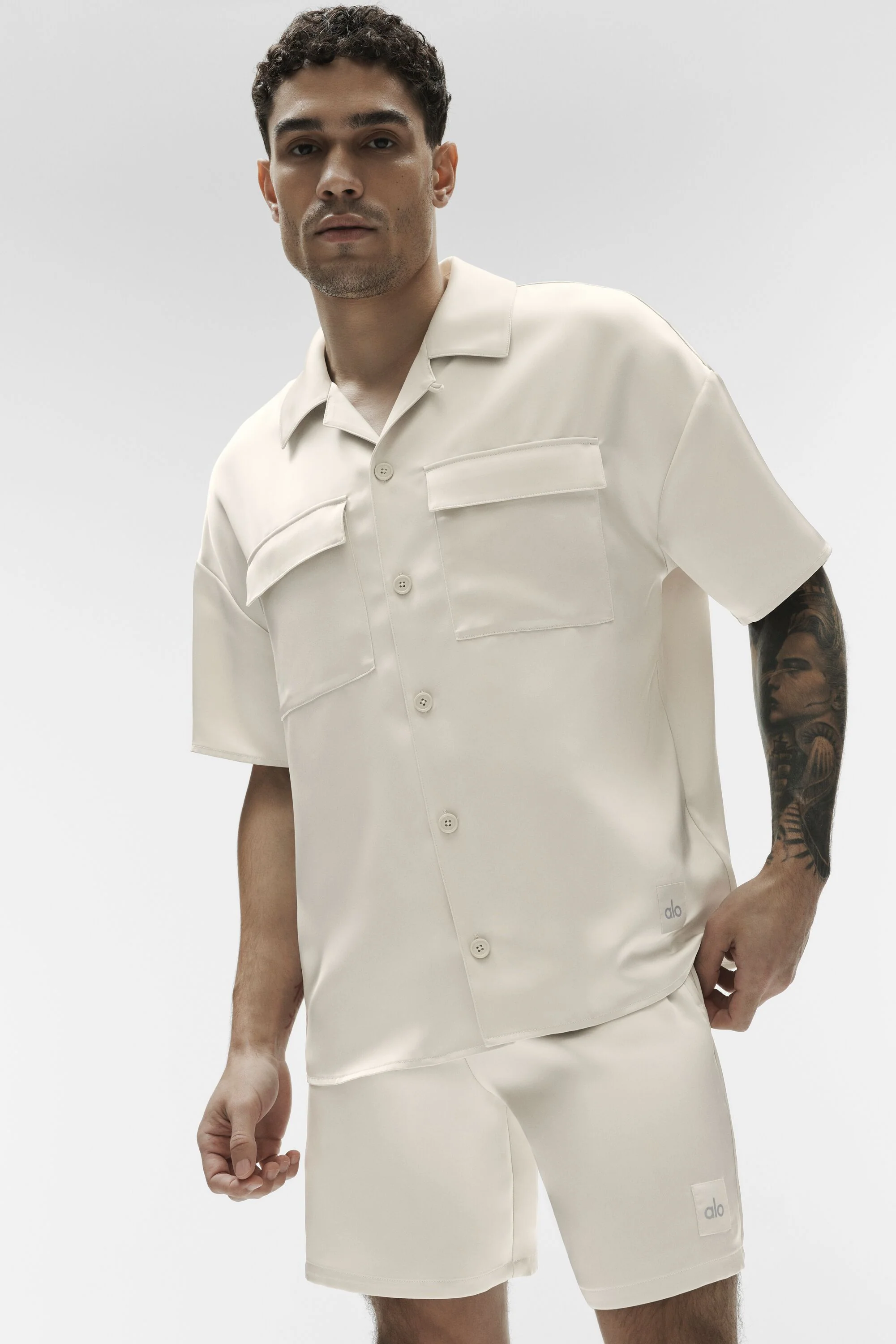 Alo Yoga — Satin Horizon Short Sleeve Button Up - Bone