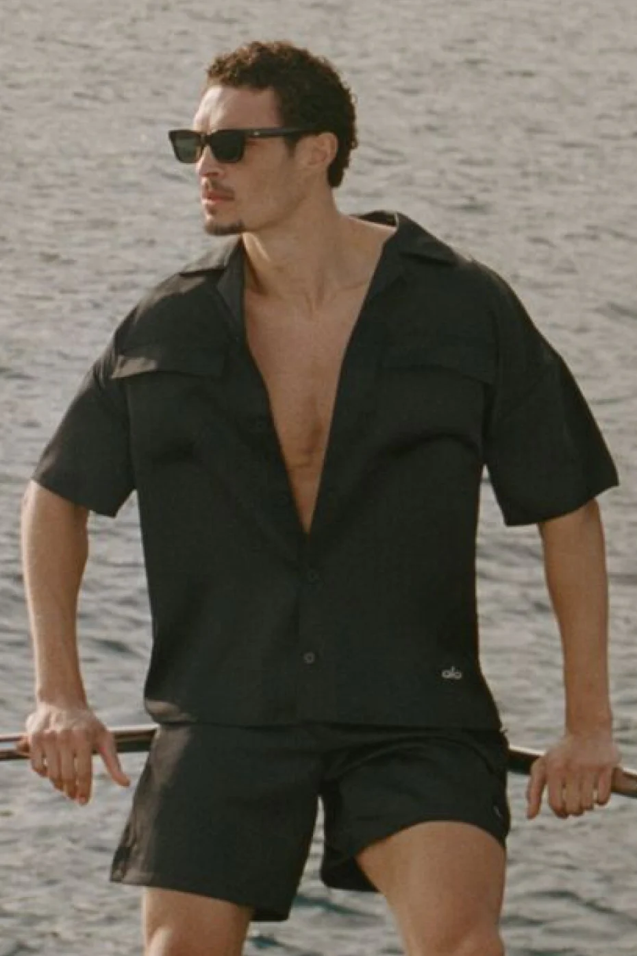 Alo Yoga — Satin Horizon Short Sleeve Button Up - Black