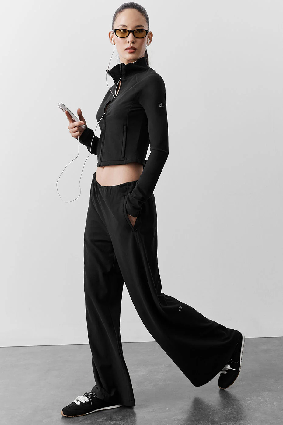 Alo Yoga — Sway Mid-Rise On The Go Pant - Black
