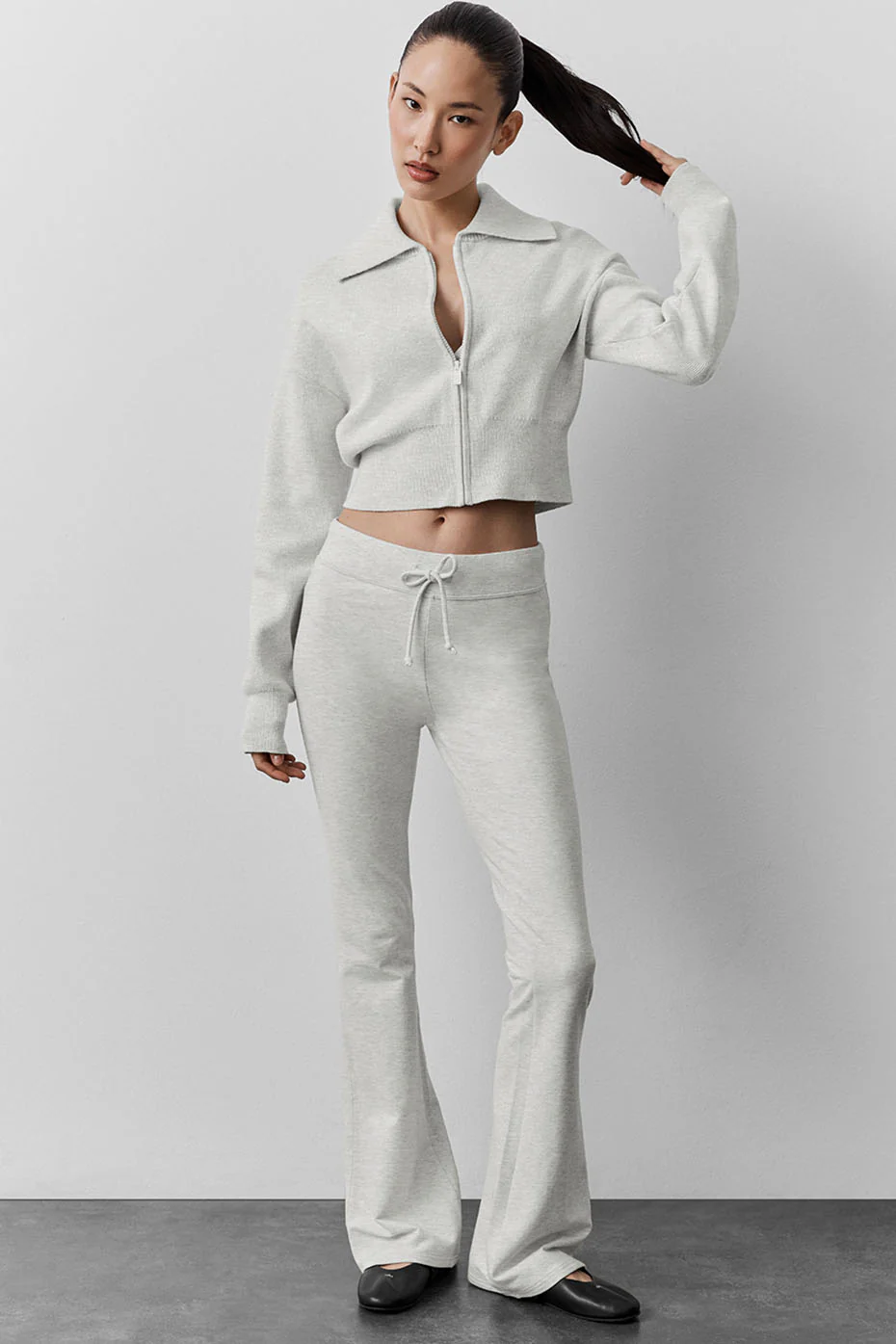 Alo Yoga — Sway Bootcut Sweatpant - White Heather