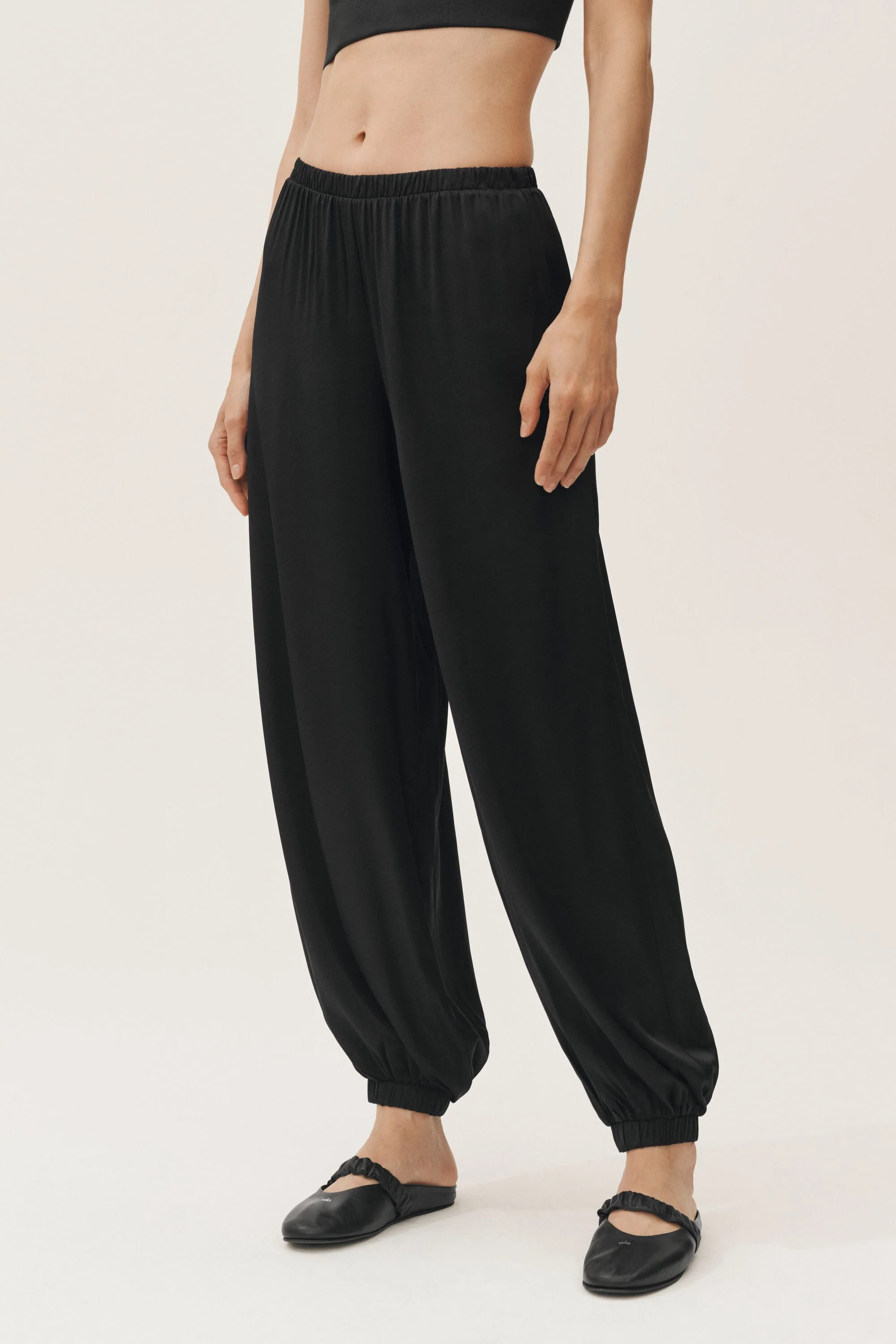 Alo Yoga — Silk Blend High-Waist Radiance Pant - Black