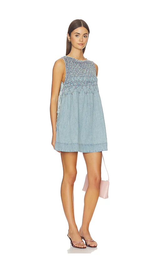 Free People — ПЛАТЬЕ MAISIE SMOCKED DENIM MINI · Indigo Haze